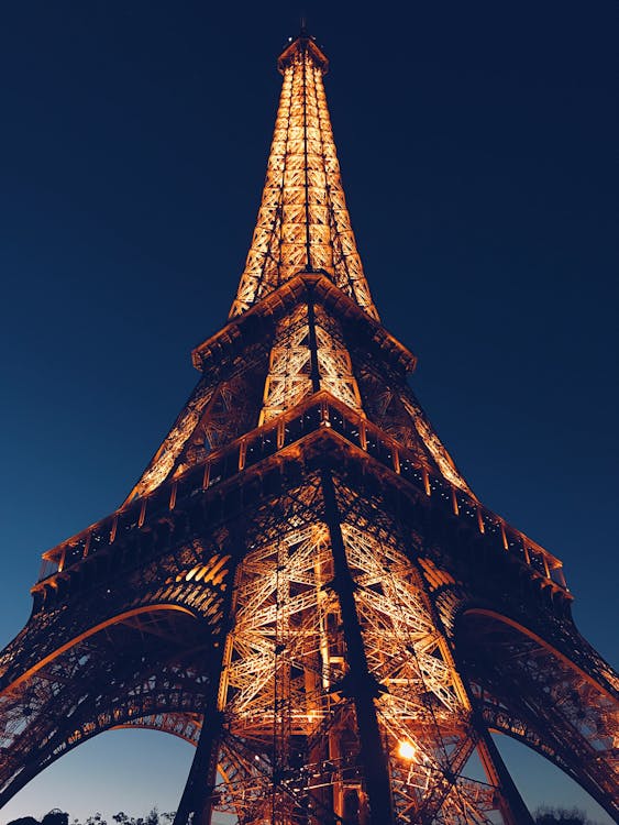Gratis Foto De ángulo Bajo De La Torre Eiffel Foto de stock