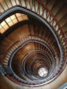 汉堡螺旋楼梯的迷人景色展现了复杂的设计与透视