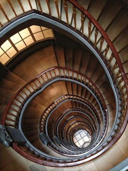汉堡螺旋楼梯的迷人景色展现了复杂的设计与透视