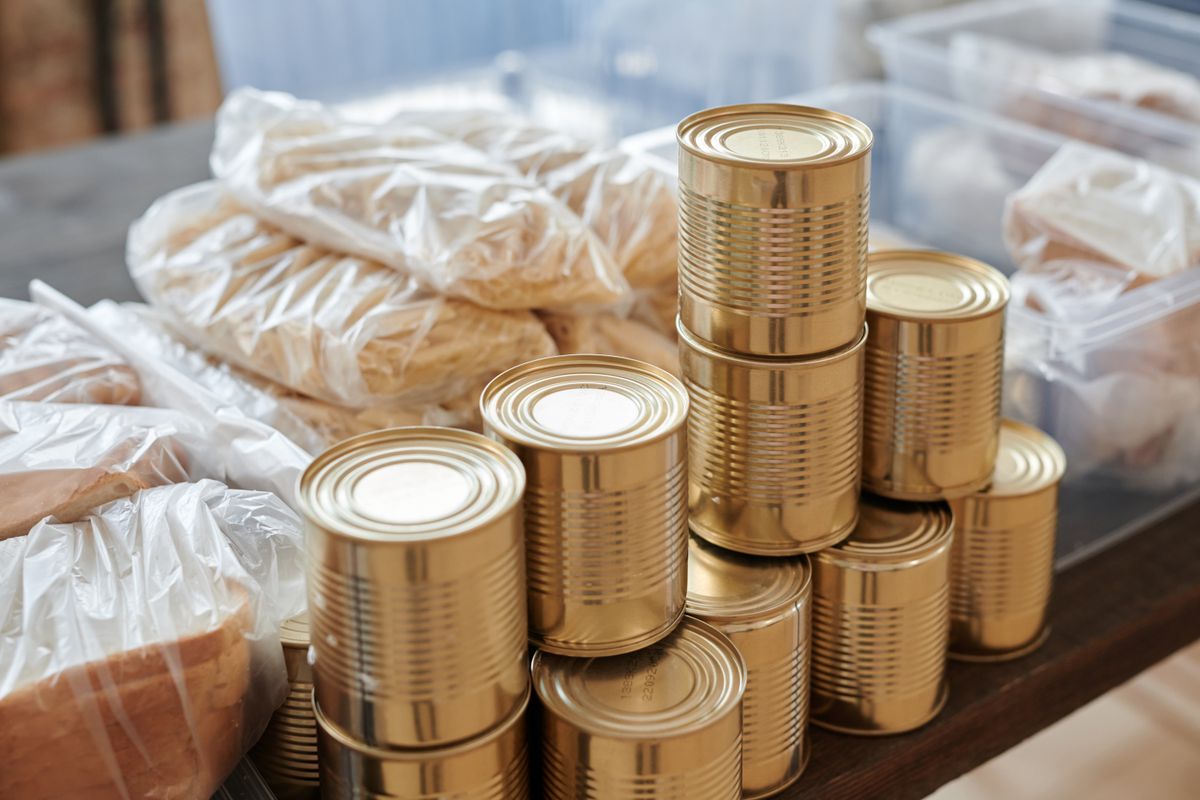 Reserva de comida de emergencia con latas y productos de larga duración para kit de supervivencia