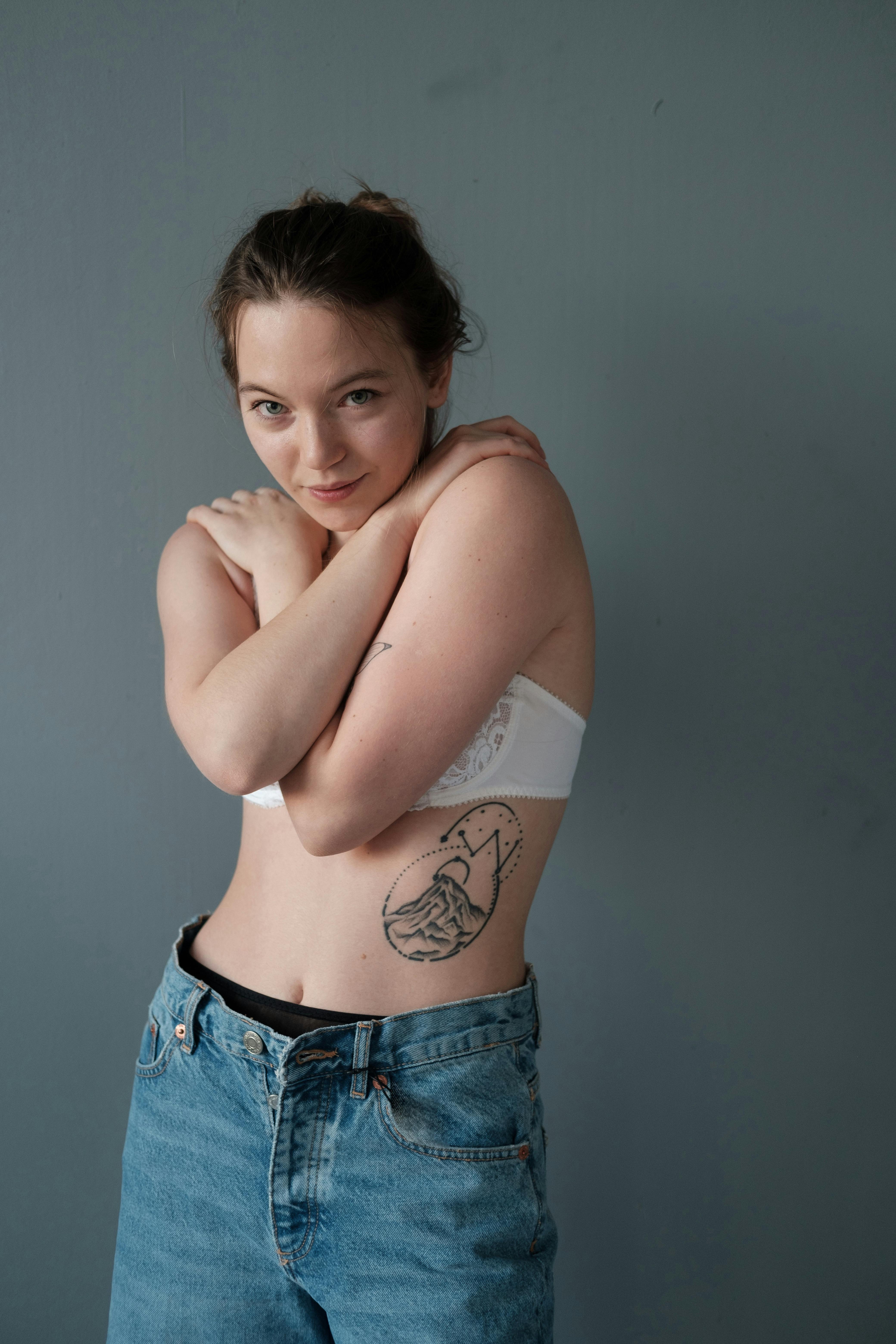 32 Pretty Ideas Chest Tattoo Ideas Female Designs For Women 2020 - Lily  Fashion Style | Tatoeage ideeën, Tatoeage inspiratie, Tatoeagecitaten
