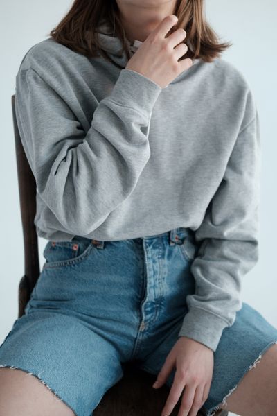 Model wearing a heather grey fleece hoodie — Alena Shekhovtcova on Pexels