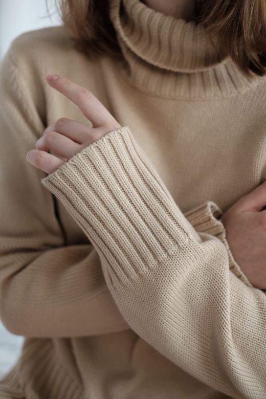 Oat rib-knit vest top worn with sleeves pushed back, photo by Alena Shekhovtcova on Pexels
