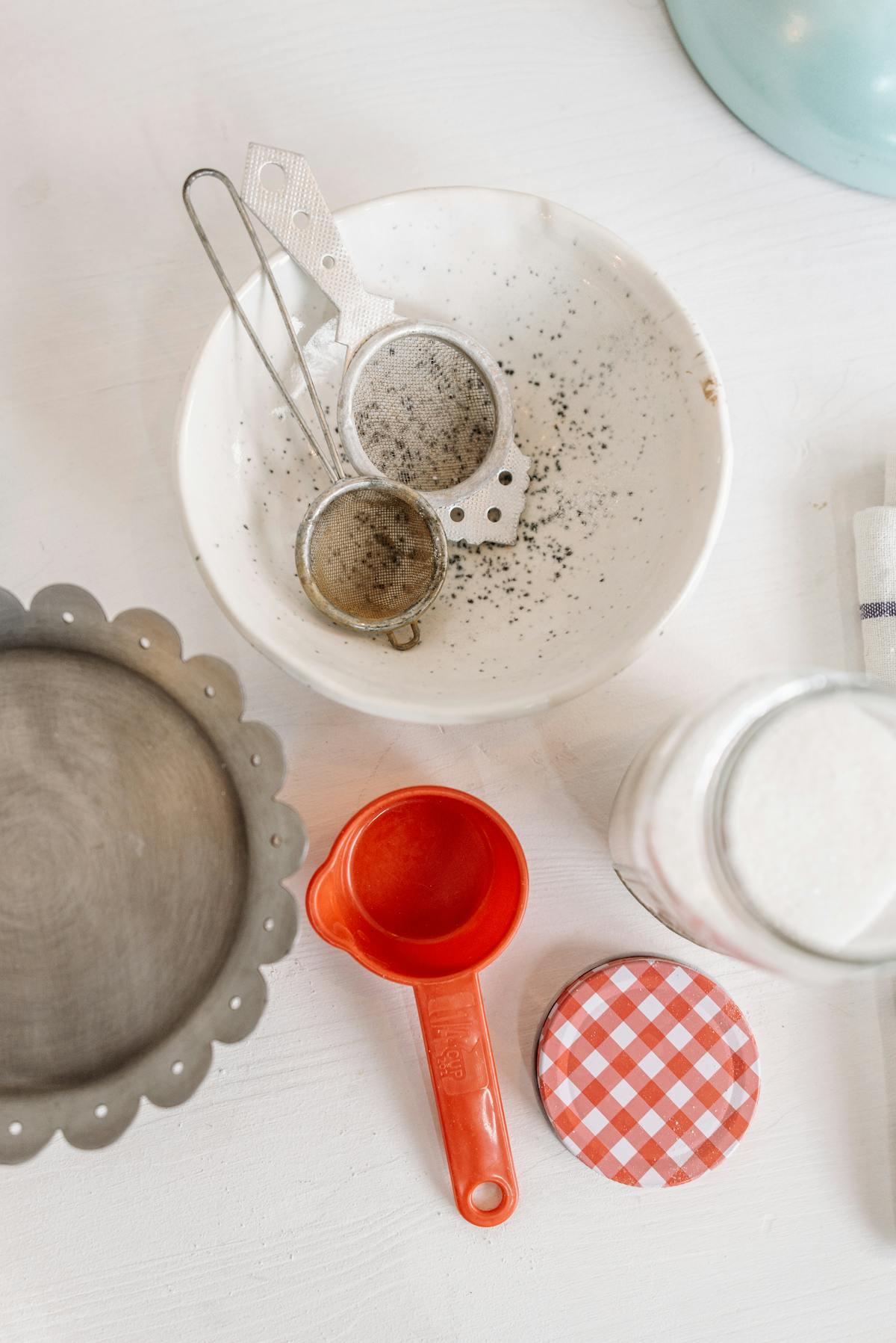 Disposizione dall'alto di ingredienti da forno con ciotole e utensili