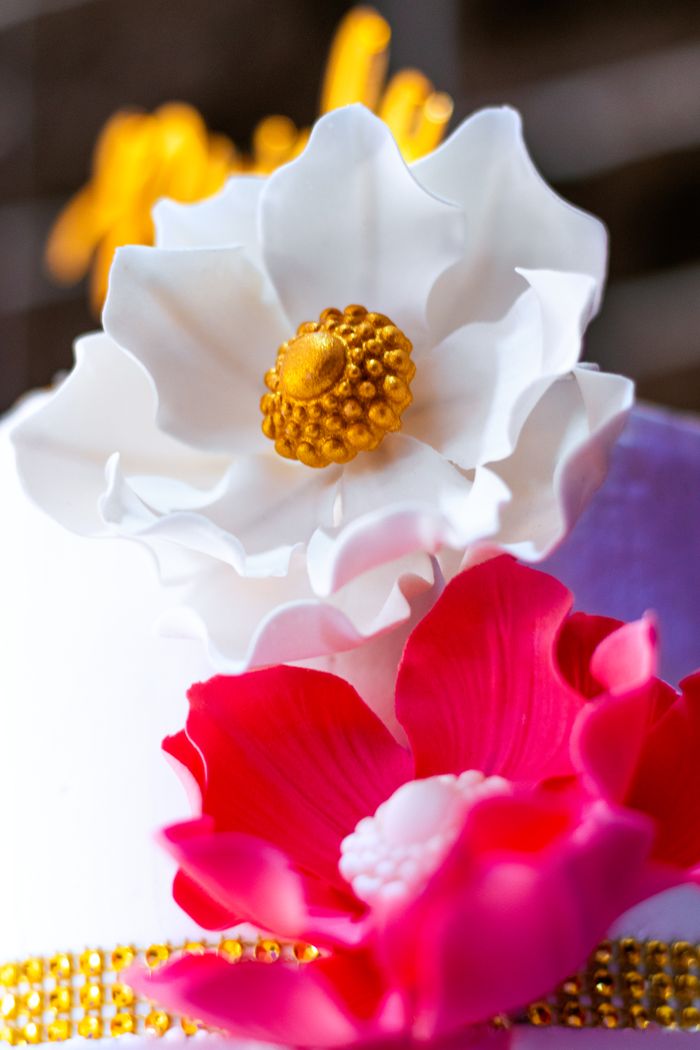 Close-up of delicate sugar flowers on a Hoorain Atelier cake