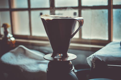 Taza De Cerámica Negra Y Gris Con Café Caliente