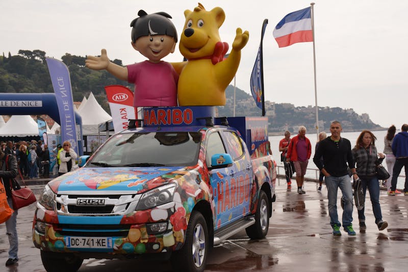 Detaliu apropiat al talpii unui bocanc pe piatră