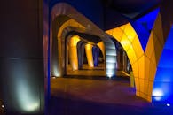 德黑兰夜间色彩缤纷的建筑照明展现了现代设计与充满活力的灯光