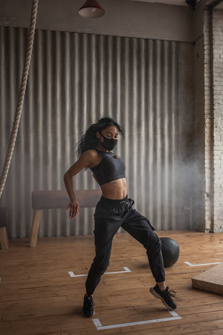 Fit Black Sportswoman In Fabric Mask Working Out In Gym
