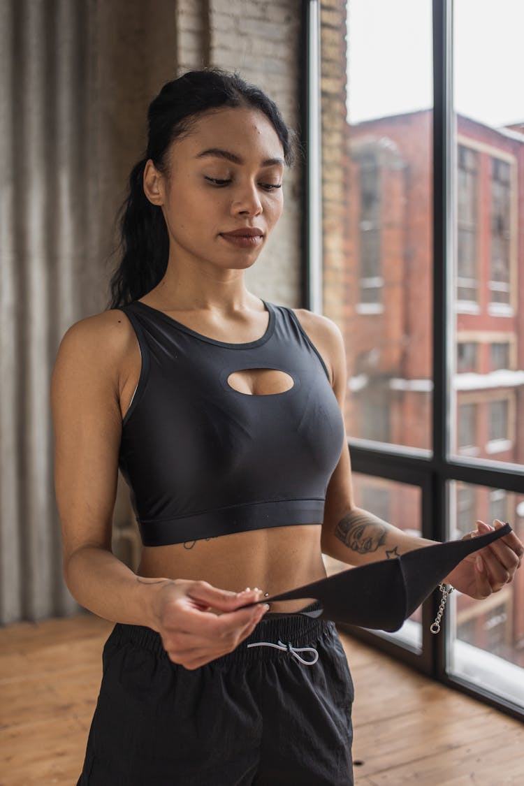 Tattooed Black Sportswoman With Textile Mask In Gym