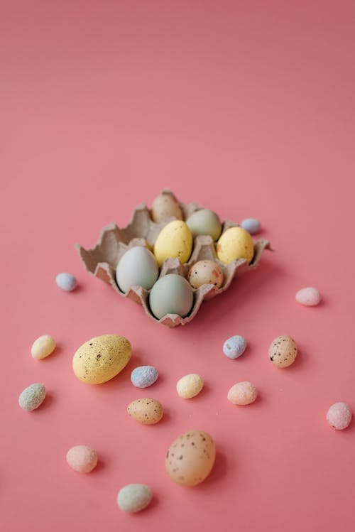 Foto stok gratis Paskah, permukaan merah muda, telur yang dicat