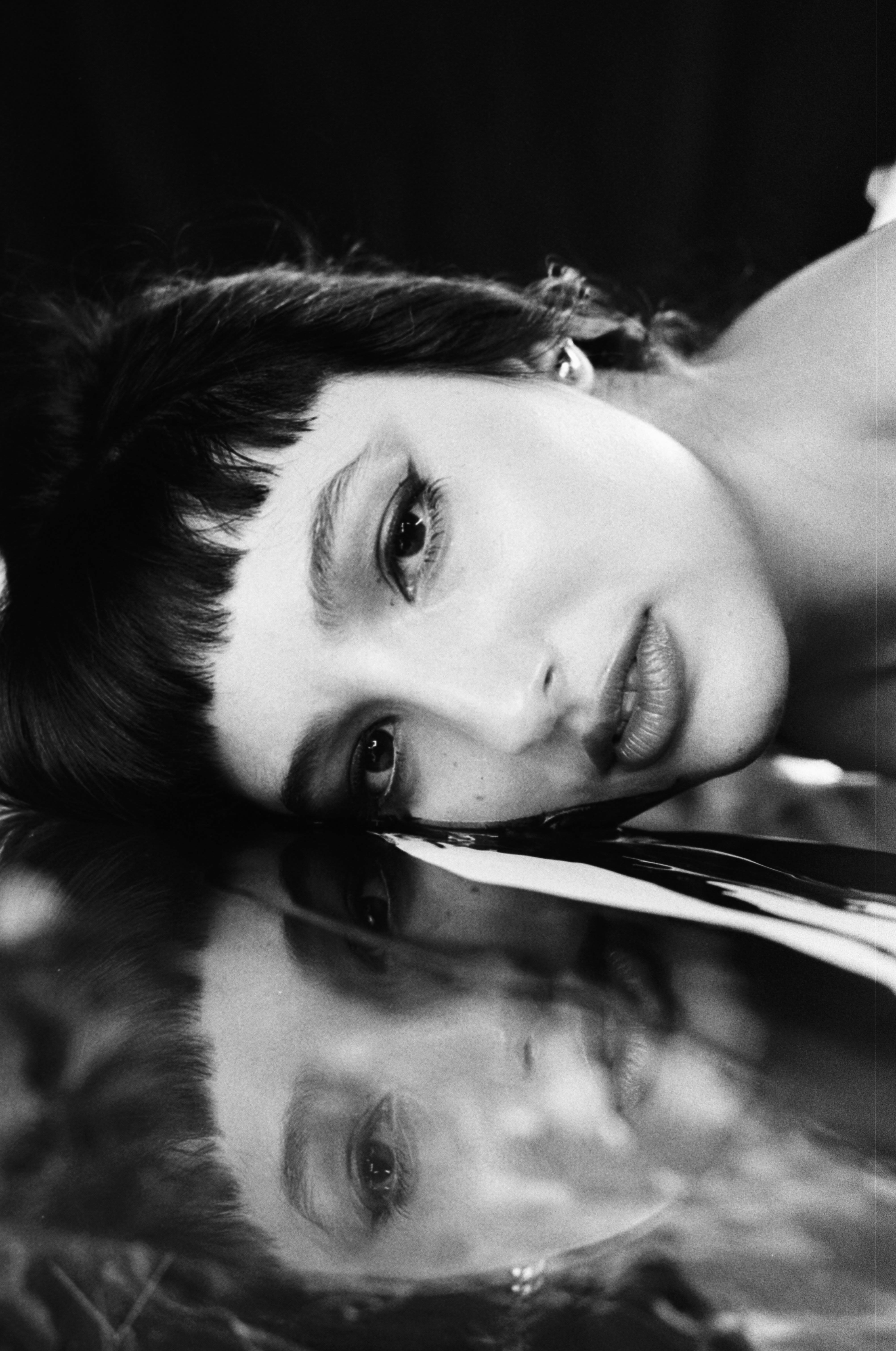 Ücretsiz artistik, ayna, ayna yansıması içeren Ücretsiz stok fotoğraf Stok Fotoğraflar