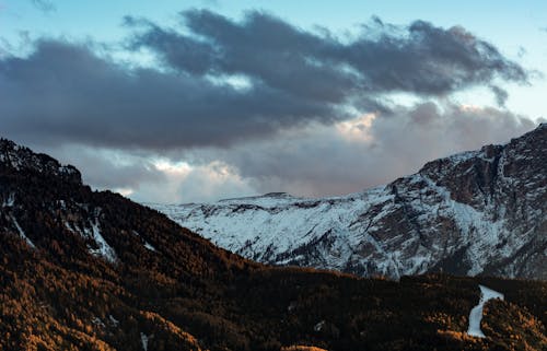 Berge Unter Bewölktem Himmel