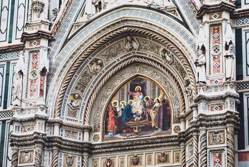 Free Close-up of the ornate facade at the Florence Cathedral, showcasing intricate architectural details. Stock Photo