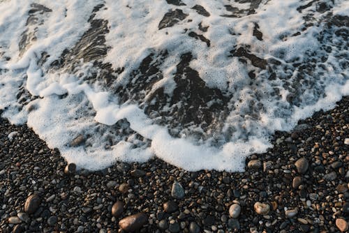 Бесплатное стоковое фото с вода, волна, галька