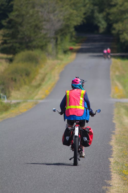Základová fotografie zdarma na téma cyklista, jízda na kole, venkovské silnici