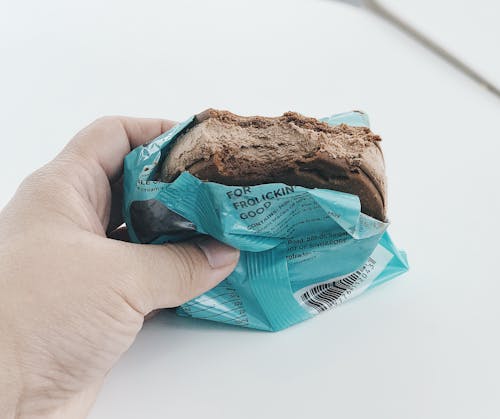 Сэндвич с печеньем в синей упаковке