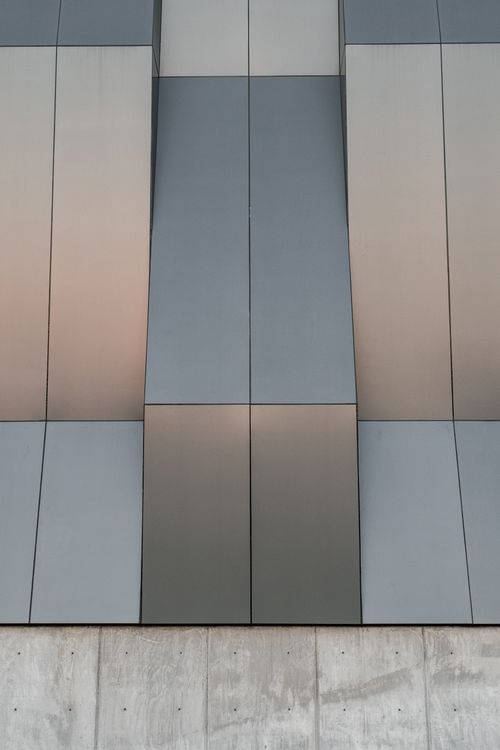 Free Contemporary building facade featuring sleek vertical panels and minimalist design. Stock Photo