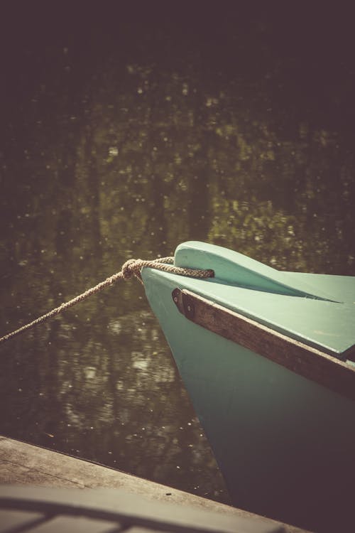 Turkusowa Drewniana łódź Na Jeziorze