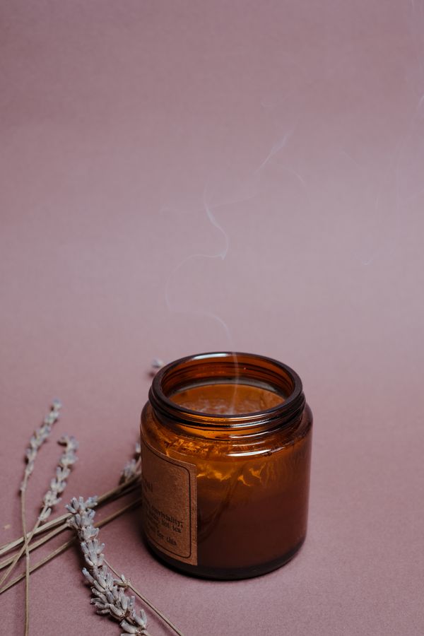 Lumânări parfumate versus odorizante sintetice