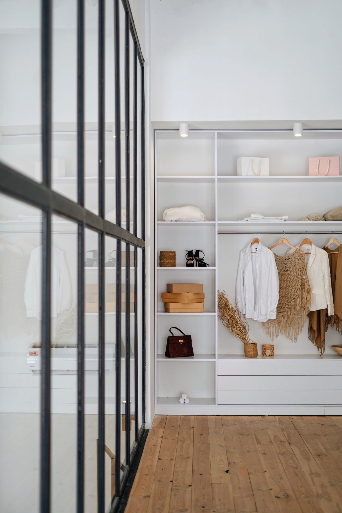 Closet organizado em apartamento moderno — serviço de personal organizer em Areal