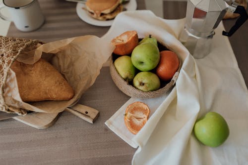 armutlar, ekmek, elmalar içeren Ücretsiz stok fotoğraf