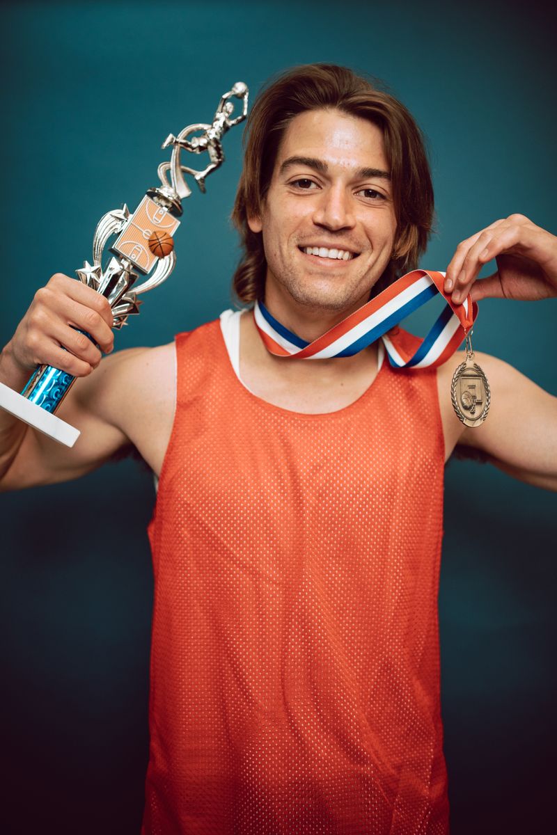 Atleta com troféu e medalha