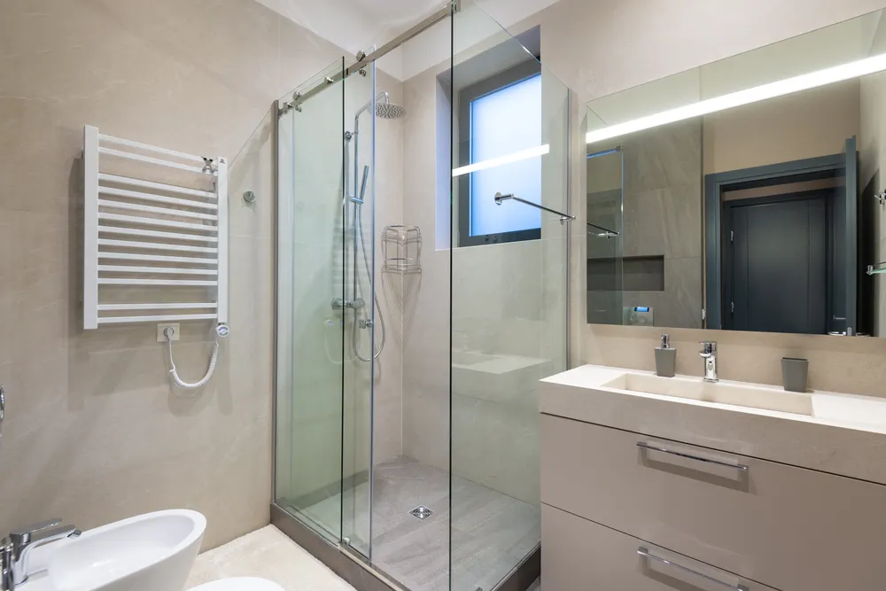 Badsanierung Mannheim, modernes Badezimmer mit Fliesen und Dusche