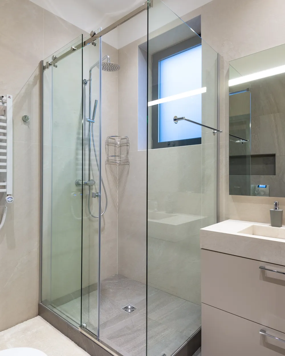 Badsanierung Mannheim, modernes Badezimmer mit Walk-in-Dusche