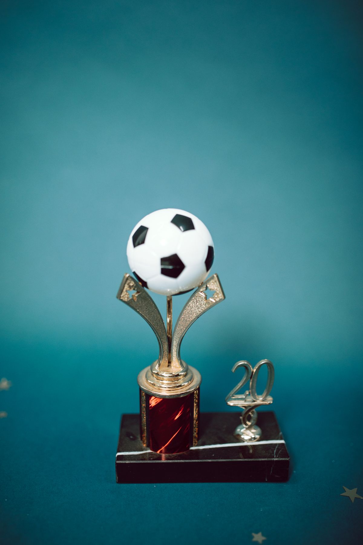 Trofeo de fútbol dorado sobre fondo azul