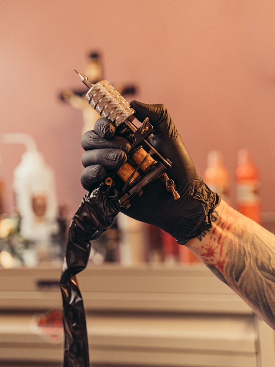 Tatuatore al lavoro in studio
