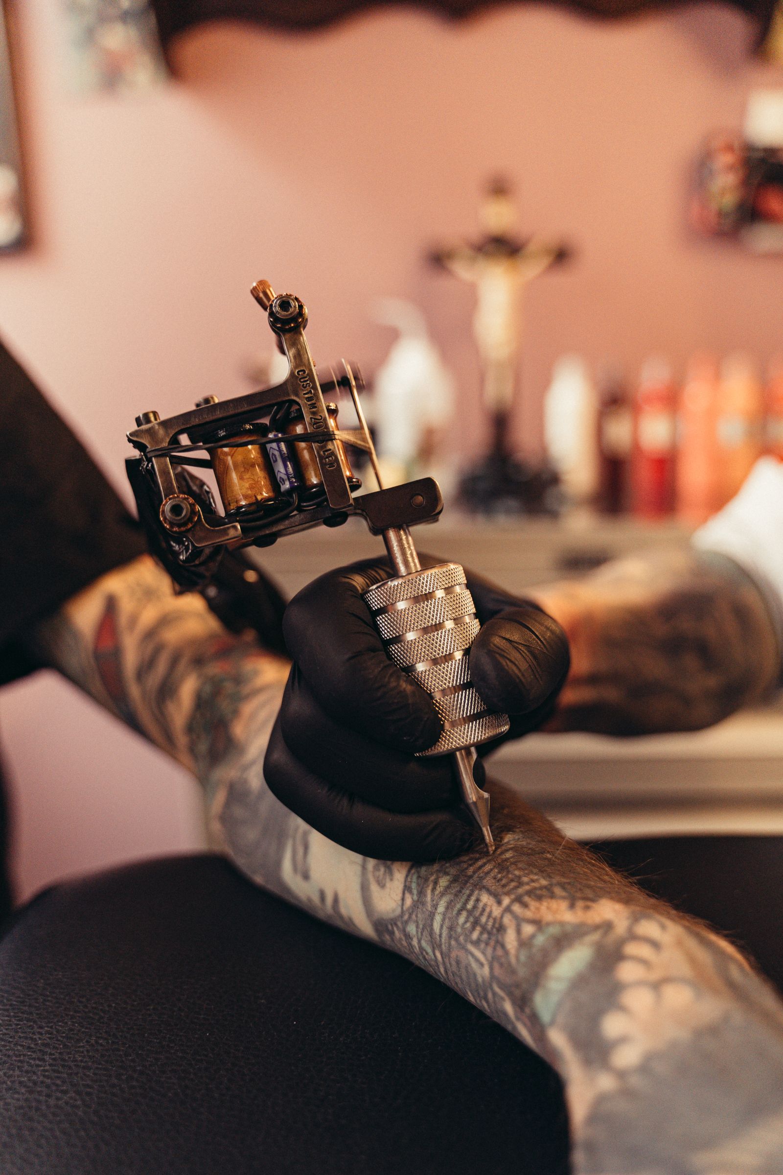 Brazo tatuado durante una sesión con máquina tradicional