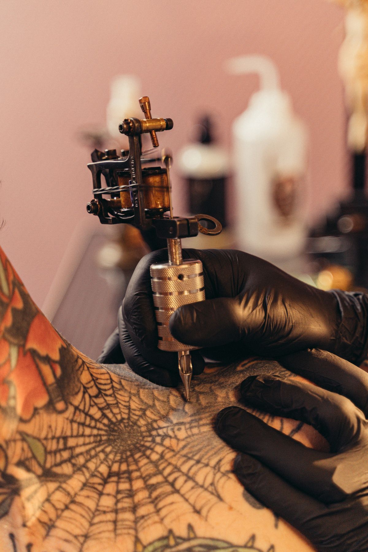 Tatuaje de telaraña realizado con máquina tradicional