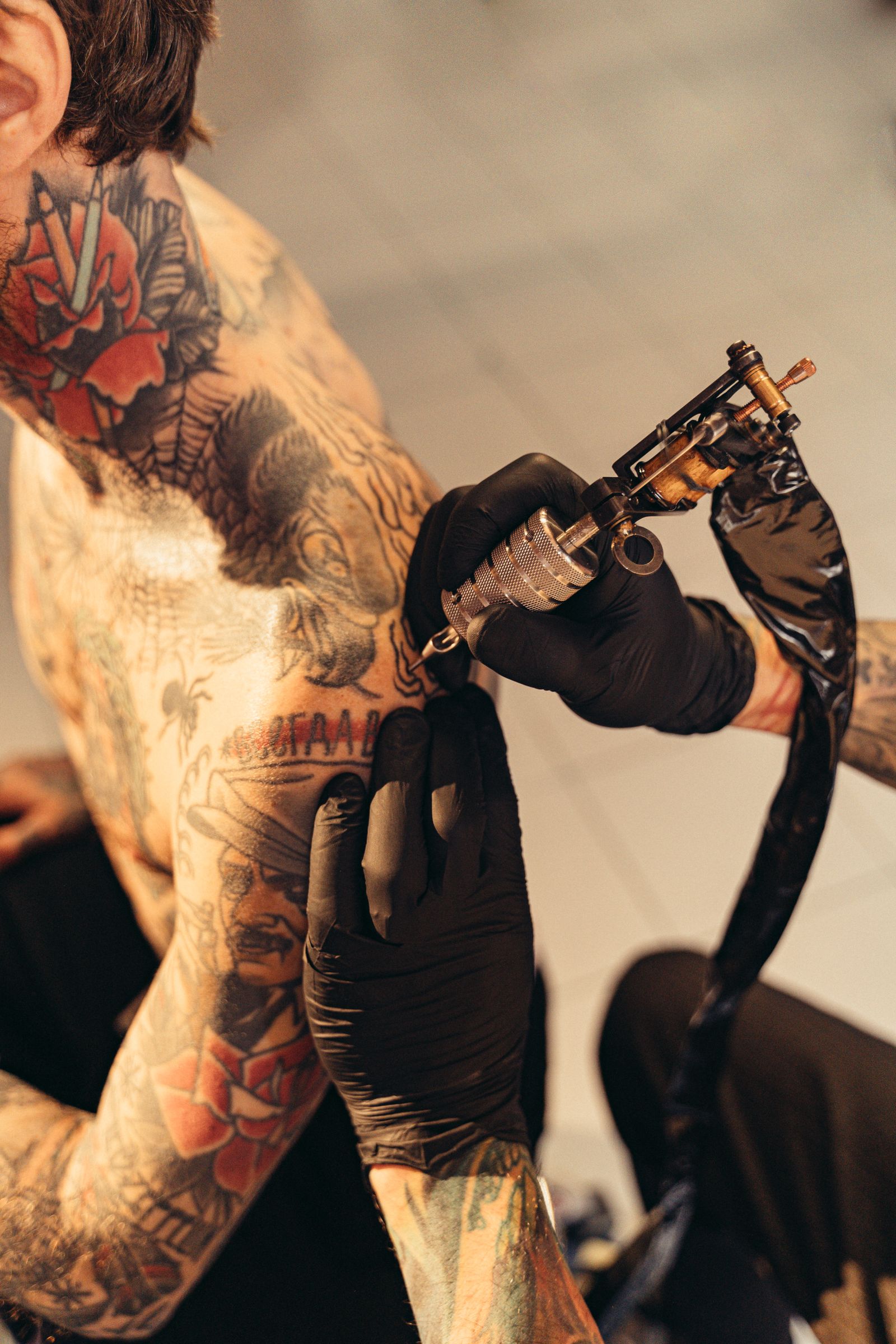 Tattoo-Artist arbeitet an einem Kunden