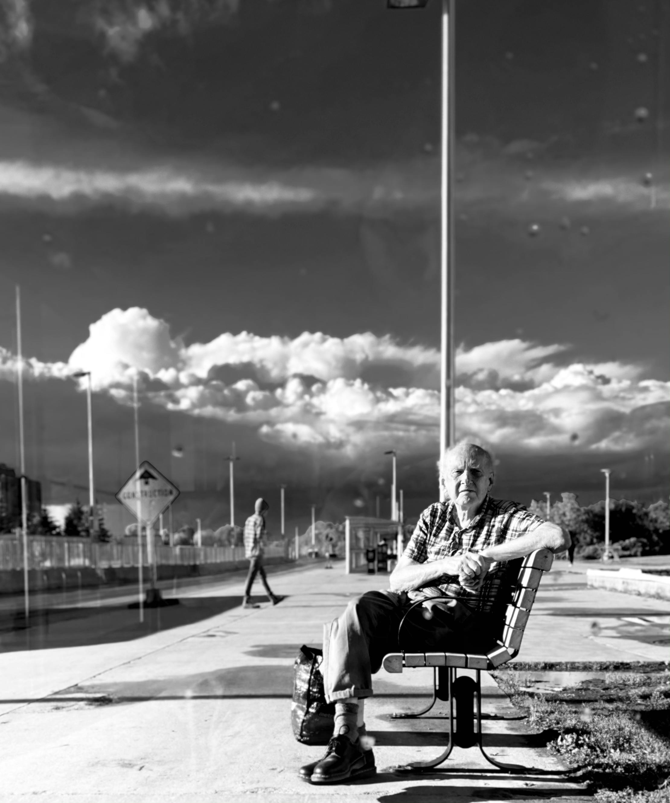 Personne examinant sa jambe