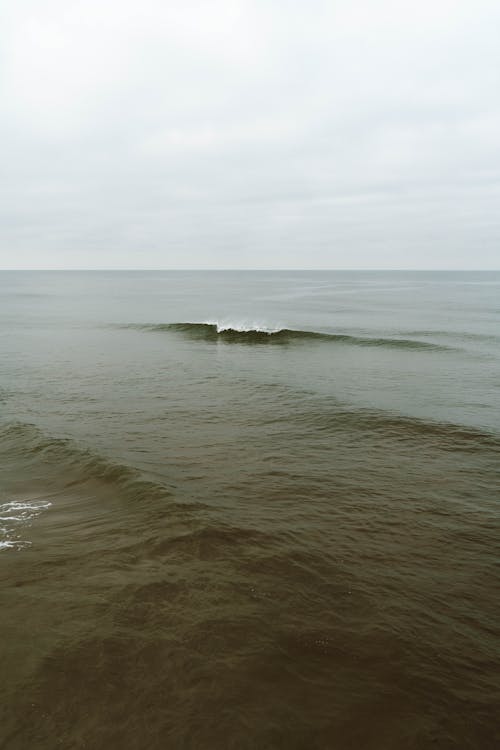 Bezpłatne Fale Oceanu Rozbijają Się Na Brzegu Zdjęcie z galerii