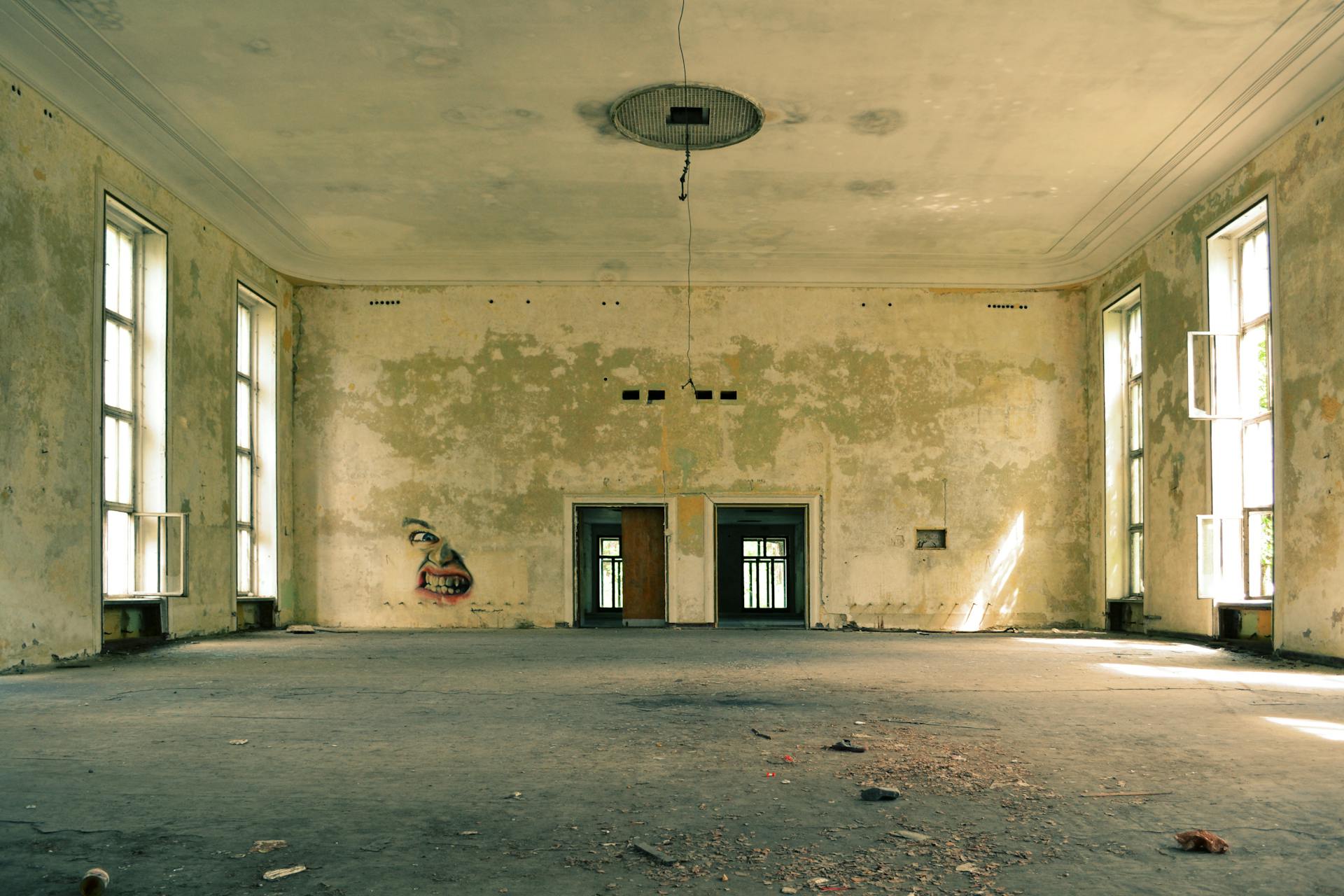 Une porte en bois marron dans une pièce abandonnée