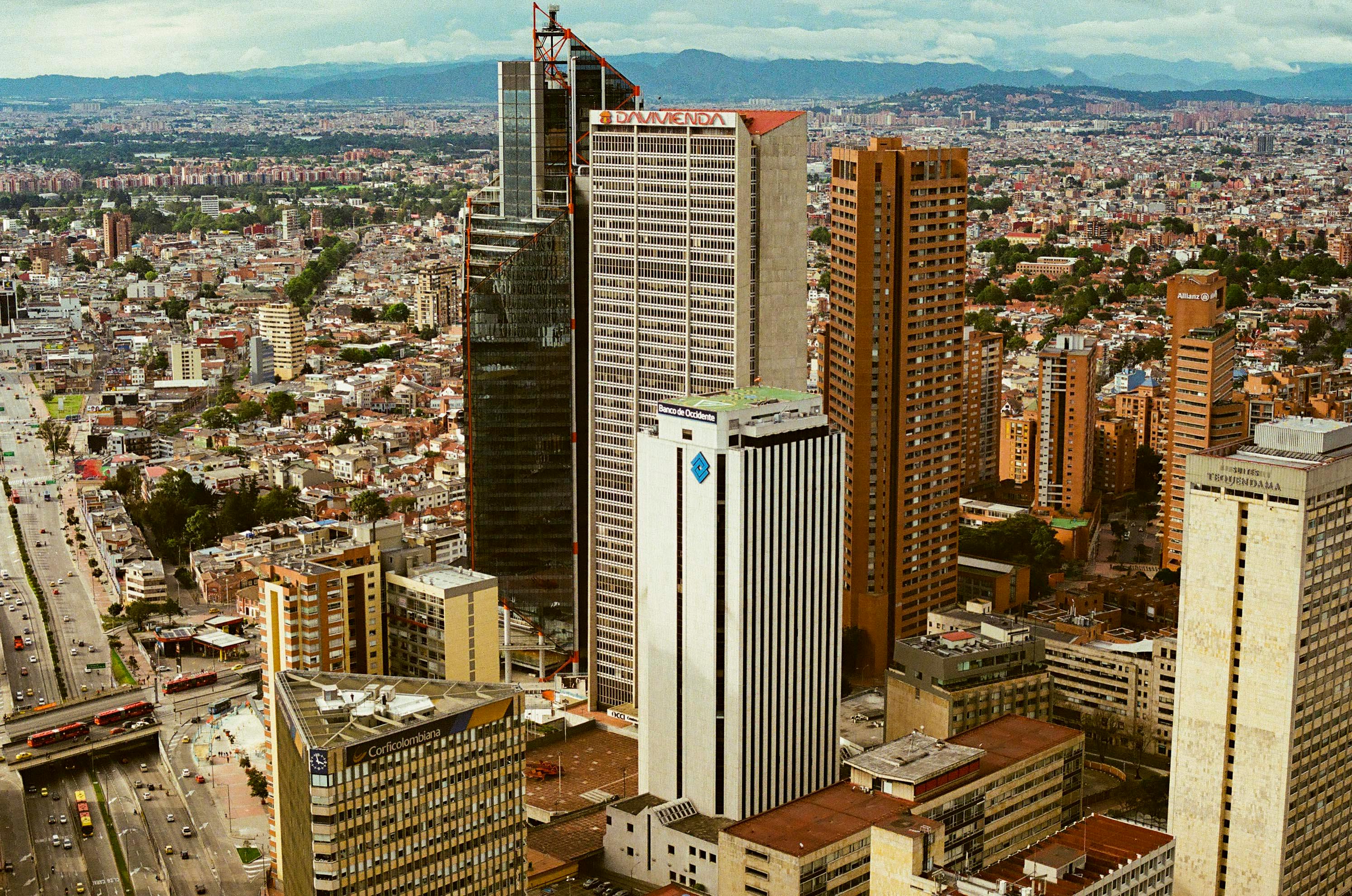 ¿Cómo se entiende el origen de Bogotá y su transformación en capital cultural y económica?