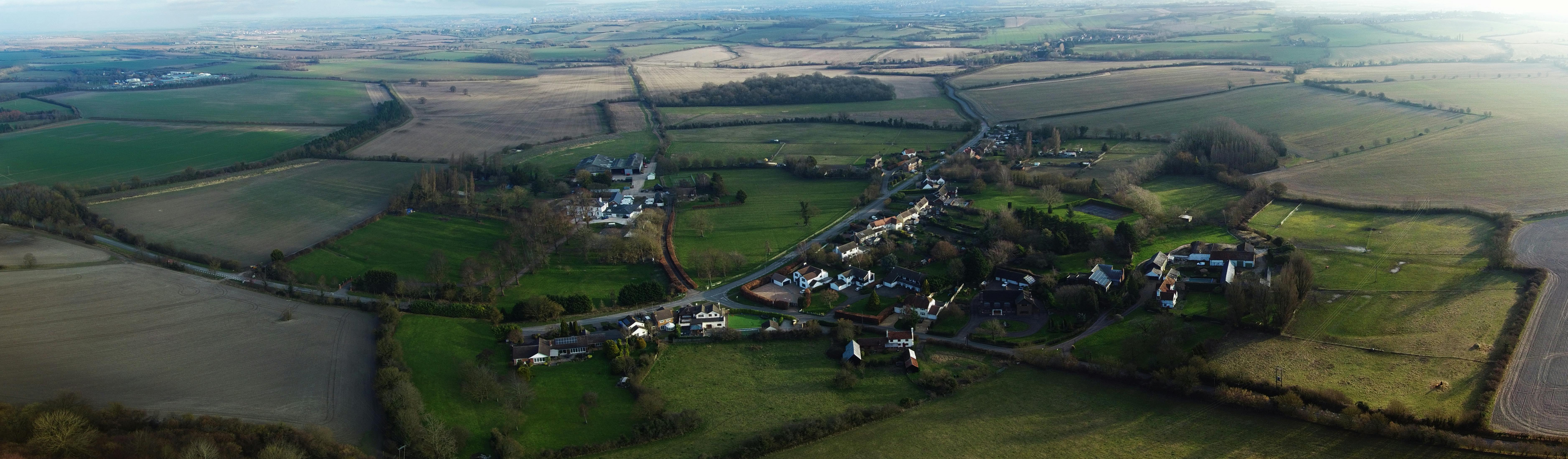 ドローインエクササイズを行う女性