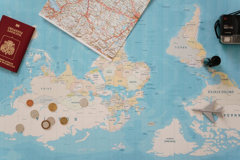 Carte du monde avec passeport et itinéraire de voyage