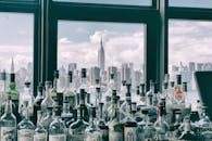 在酒吧里，可以欣赏到纽约市天际线的壮丽景色，其中包括帝国大厦