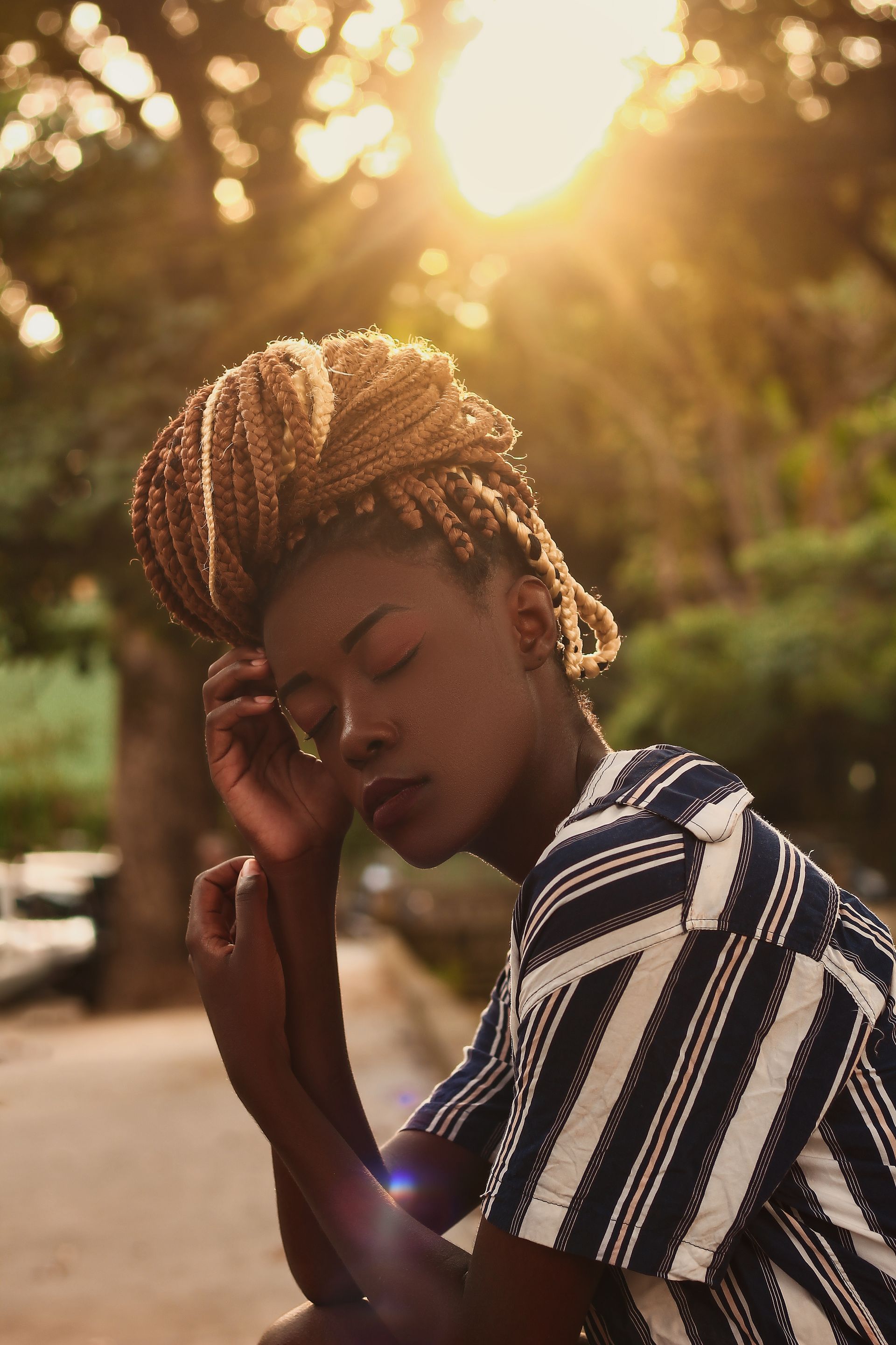 Black woman wearing blonde box braids