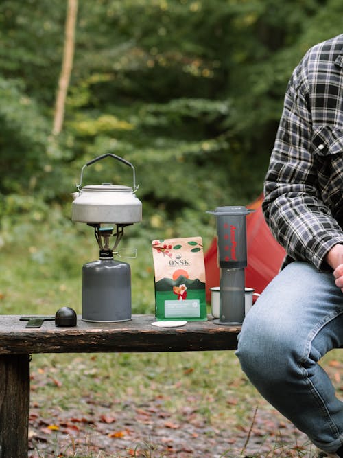 Foto d'estoc gratuïta de aeropress, banc de fusta, cafè