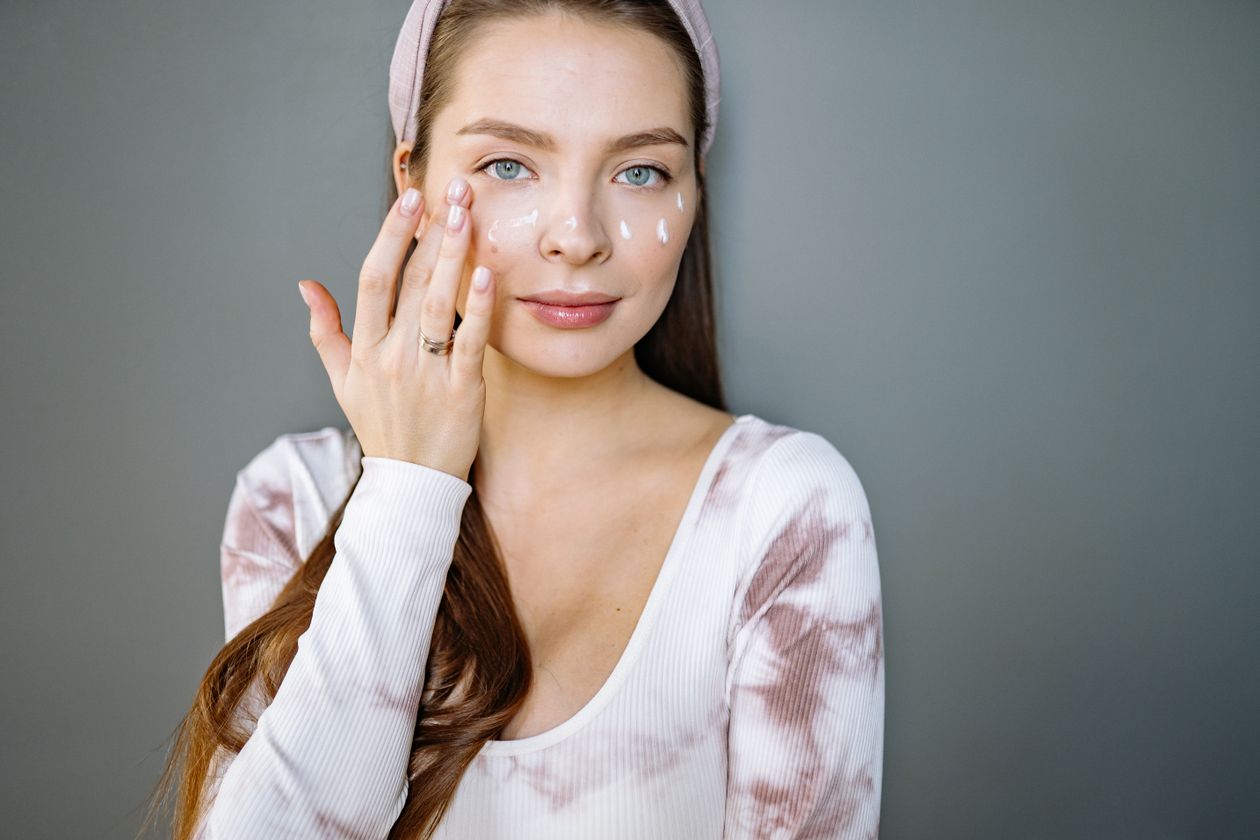 Mujer aplicando una crema hidratante en el rostro