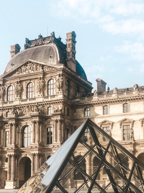 louvre müzesi, piramit içeren Ücretsiz stok fotoğraf