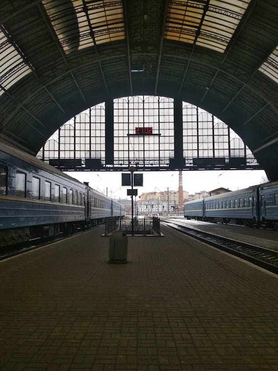 Demir yolu platformu, dikey atış, terminal içeren Ücretsiz stok fotoğraf