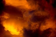 在威斯康星州伯灵顿的日落时分，一架飞机的剪影飞过戏剧性的橙色风暴云