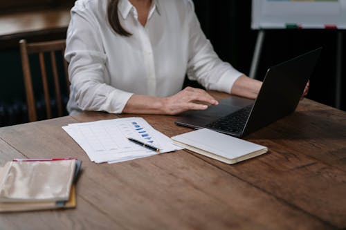 Immagine gratuita di camicia bianca, computer, concentrarsi