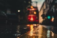 这张照片捕捉了一条喜怒无常、模糊的城市街道，背景中有一辆电车