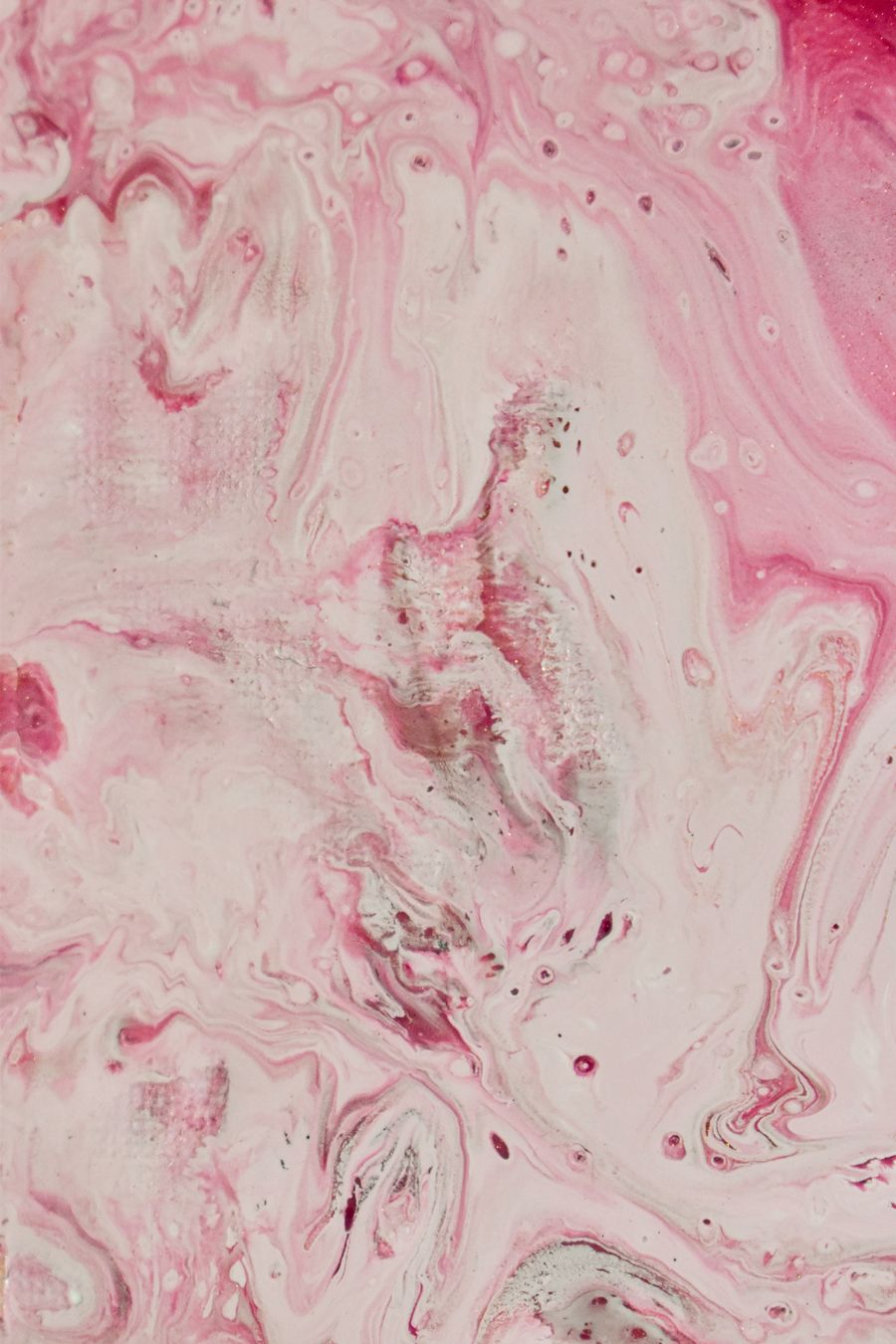 Sfumature di colore acrilico rosa stese su una tela